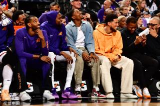 活久见！王钰栋造乌龙，VAR介入超7分钟耳机又坏了主裁用对讲机沟通.