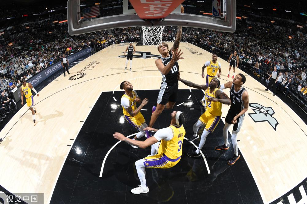 连续错失良机！齐尔克泽射门被扑+头球滑门而过.