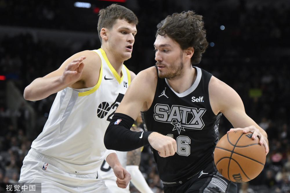 李璇预测国足首发：林良铭、拜合拉木双前锋，塞鸟、王钰栋替补.