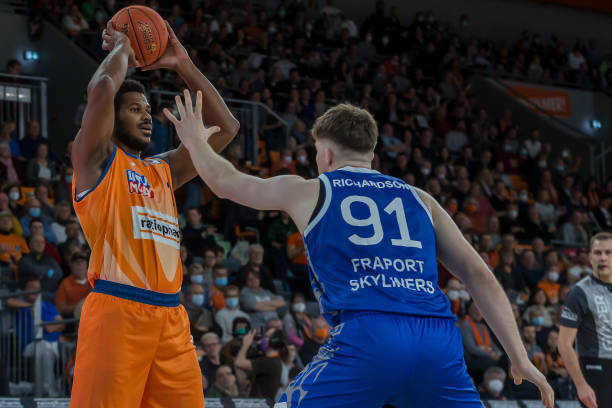 费兰-托雷斯选足坛历史最佳阵：梅西、C罗、大罗组成三叉戟.